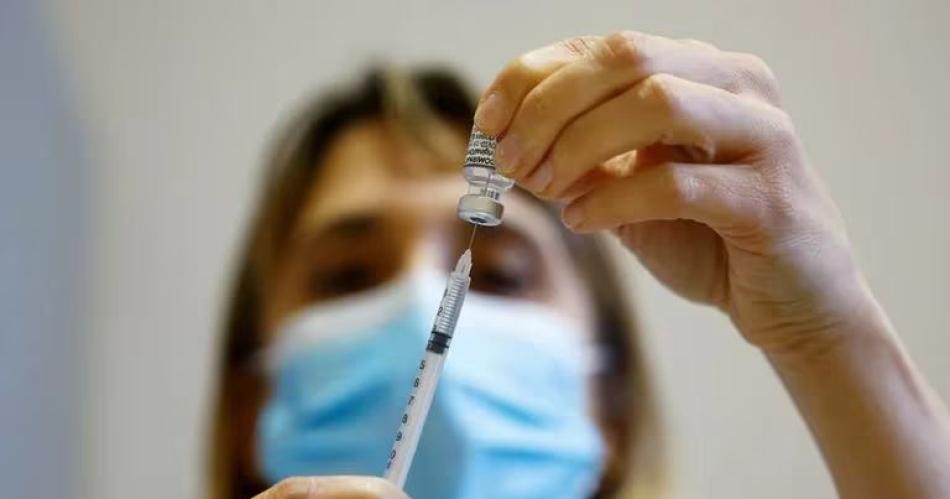 Ante el aumento de casos de Covid en el paiacutes recomiendan estar al diacutea con la vacunacioacuten