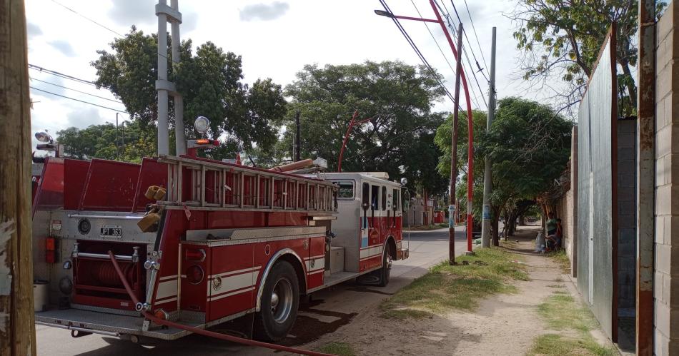 Bomberos sofocaron un incendio y ayudaron a una joven que se le atoroacute un anillo