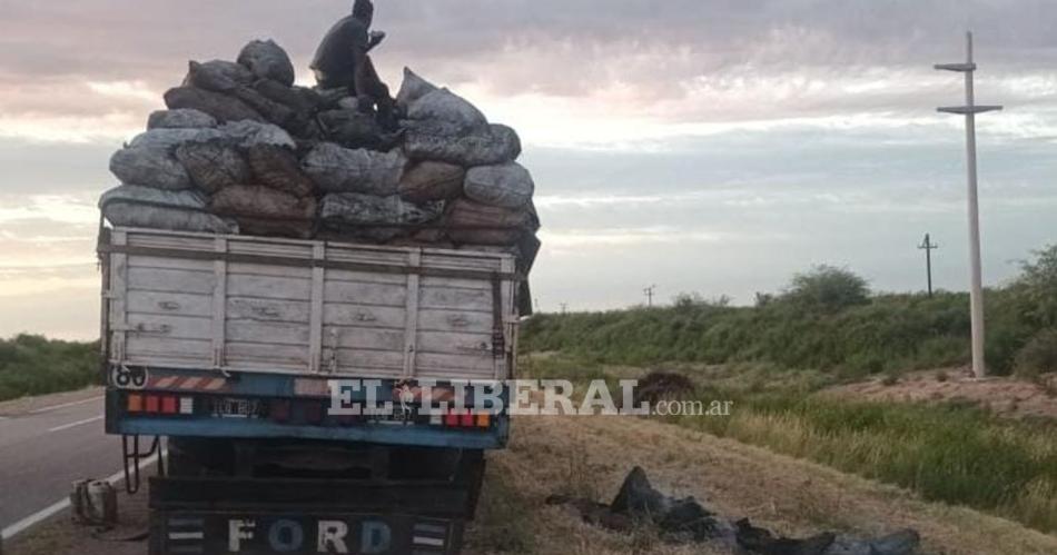 Principio de incendio en un camioacuten cargado con carboacuten causoacute paacutenico en la ruta