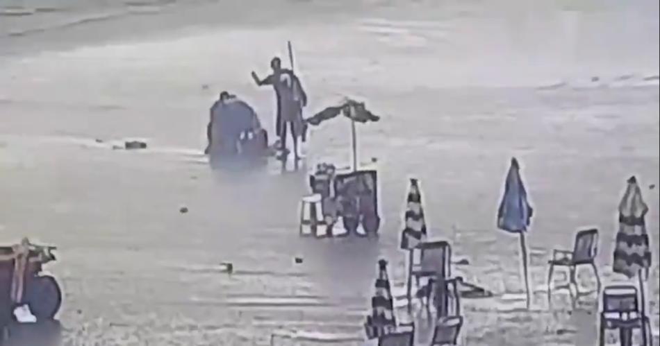 TERRIBLE VIDEO  Rayo cayoacute en una playa matoacute a una mujer e hirioacute a otras siete personas