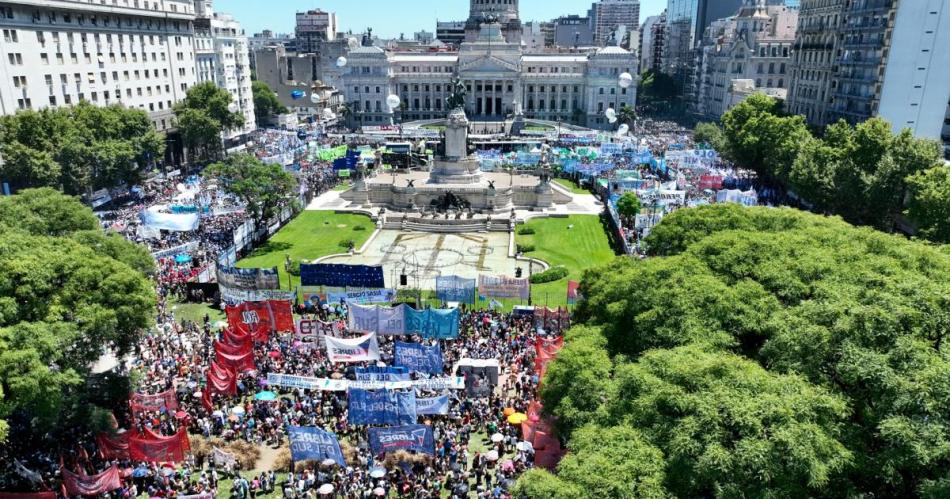 La CGT realizoacute una multitudinaria marcha y paro contra el DNU y la ley oacutemnibus de Milei