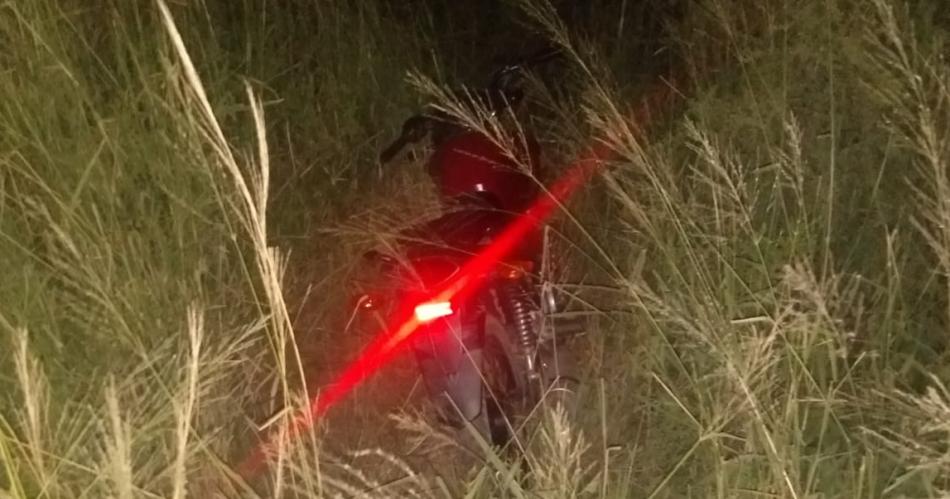 Los Juriacutees- la Policiacutea recuperoacute una moto robada que estaba escondida en medio del monte