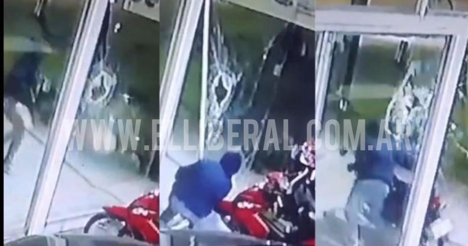 VIDEO Ladrones destrozaron una vidriera y en segundos robaron una moto
