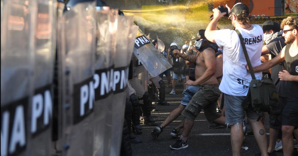 Incidentes entre la policiacutea y los manifestantes de izquierda que se oponen a la Ley Oacutemnibus