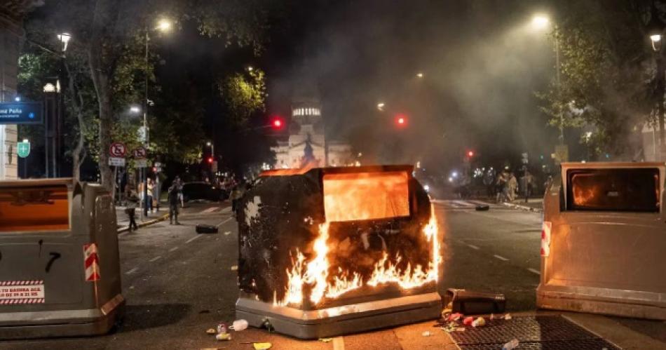 Los manifestantes incendiaron seis contenedores (Foto- Agustina RibóTN)