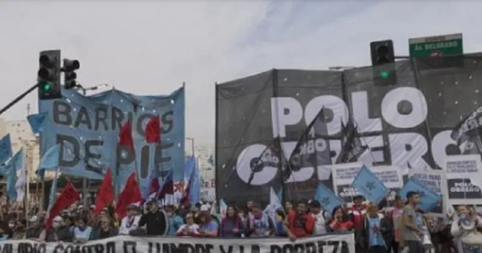 Organizaciones sociales se manifiestan frente al Ministerio de Capital Humano