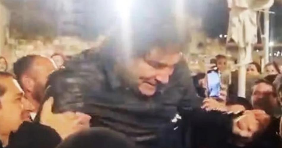 VIDEO- Javier Milei terminoacute su visita en Jerusaleacuten bailando con rabinos en el Muro de los Lamentos