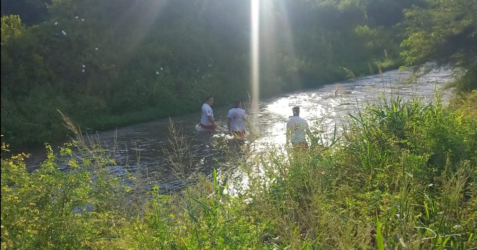 BÚSQUEDA Los buzos del Grupo Especial de Rescate trabajaron en las aguas del canal revestido