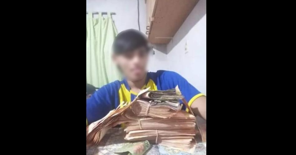 Corzuela el supuesto asesino de Albornoz subioacute a Facebook una foto con el dinero que le roboacute