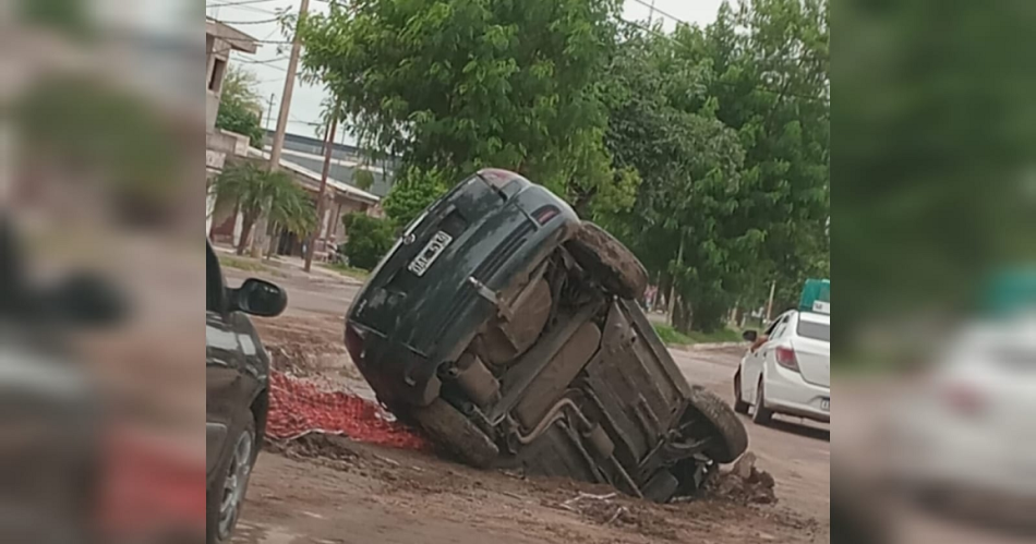Un hombre cayoacute con su auto dentro de un pozo en La Banda