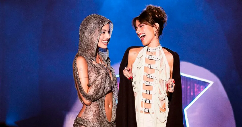 VIDEO Emilia Mernes y Tini Stoessel se besaron en pleno show