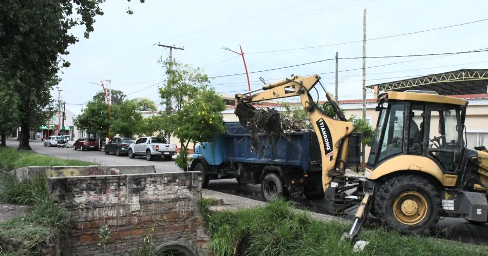 La Municipalidad trabajoacute en la limpieza de canales pluviales obstruidos por residuos