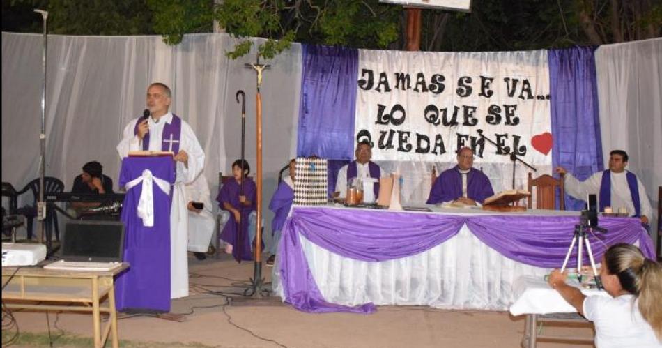 Emotiva despedida de monsentildeor Lieacutebana en la parroquia de Campo Gallo