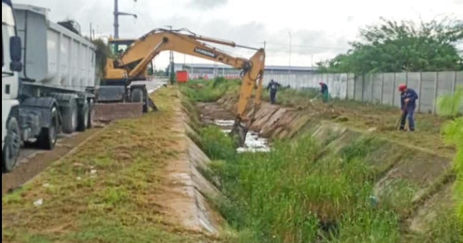 Obras Puacuteblicas de la Capital trabajoacute en  la limpieza del desaguumle del Bordm Villa del Carmen