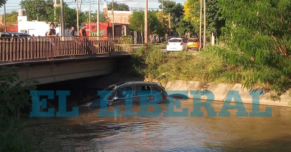 Chocoacute perdioacute el control de su auto y cayoacute al canal San Martiacuten con su hijito