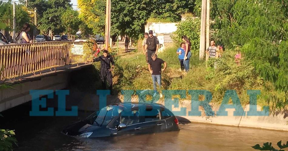 Chocoacute perdioacute el control de su auto y cayoacute al canal San Martiacuten con su hijito