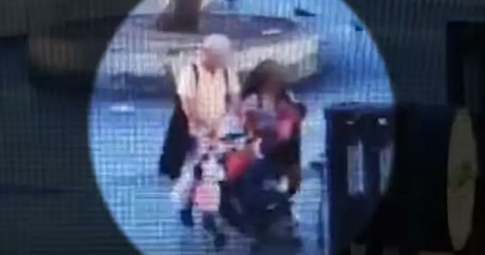 TERRIBLE VIDEO  Pareja abandonoacute a su beba de 7 meses en una plaza