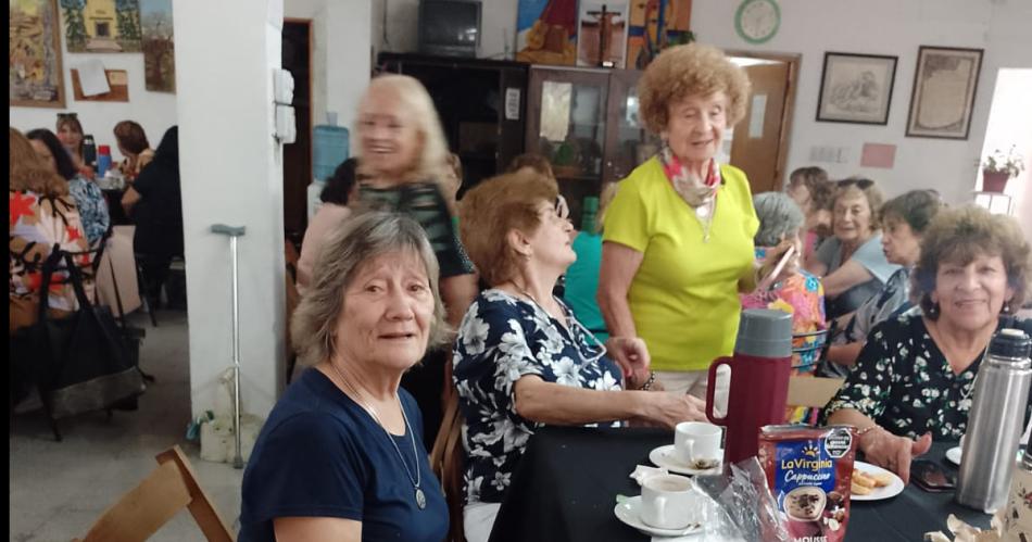 El Club de los Abuelos de Santiago del Estero festejoacute el Diacutea de la Mujer