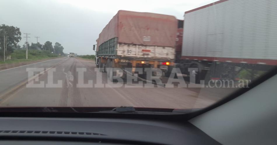 Choque de camiones en la Ruta 34- uno de los choferes quedoacute atrapado