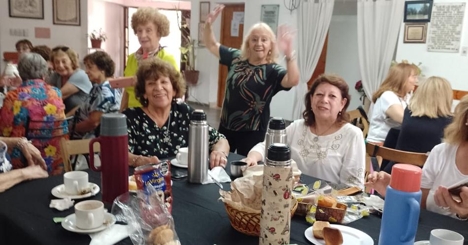 El Club de los Abuelos de Santiago del Estero festejoacute el Diacutea de la Mujer