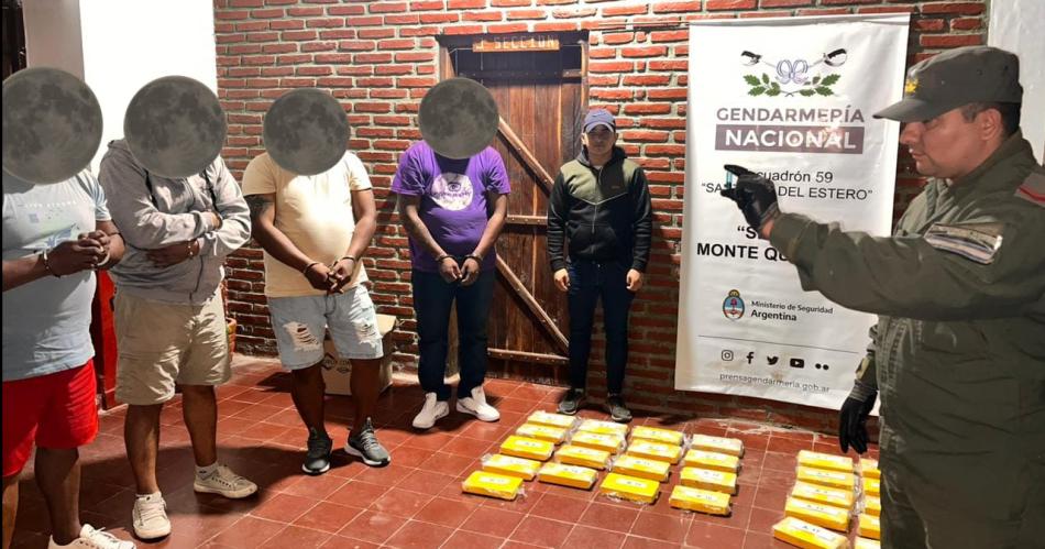 El auto que ocultaba los 37 kg de droga se camufloacute en un taller de Oraacuten