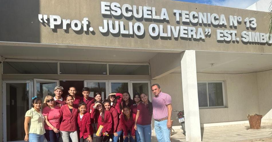 Entregan equipamiento a sendas escuelas de Estacioacuten Simbolar