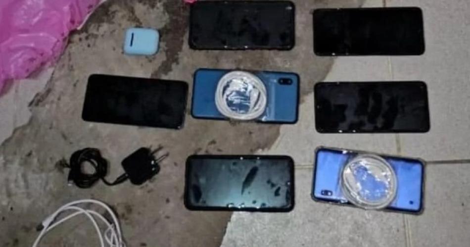 Descubren a un penitenciario ingresando celulares para presos en una caacutercel de Rosario