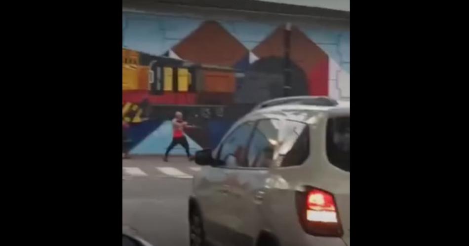 VIDEO Locura al volante- fuera de siacute discutioacute por el traacutensito chocoacute a una menor y le disparoacute a policiacuteas