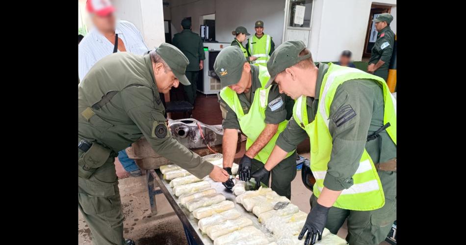 Secuestran casi 25 kilos de cocaiacutena ocultos en el tanque de nafta de una camioneta