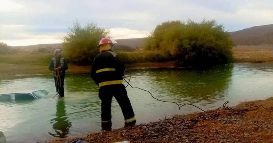 Quiso lavar el auto en el riacuteo pero se olvidoacute de poner el freno de mano