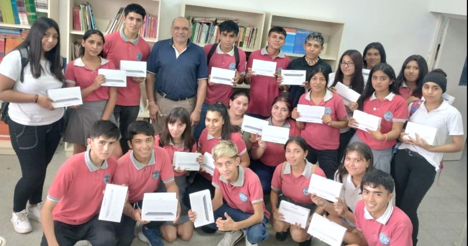 Entregaron tablets a alumnos de 5ordm del Colegio San Ramoacuten