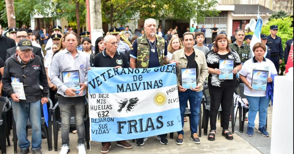 Friacuteas rindioacute homenaje a los veteranos de guerra y a los caiacutedos en Malvinas