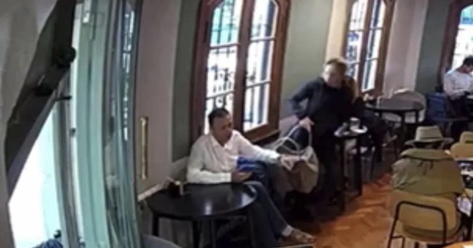 TERRIBLE VIDEO  Se hizo pasar por un cliente de un bar y se aprovechoacute de una sentildeora