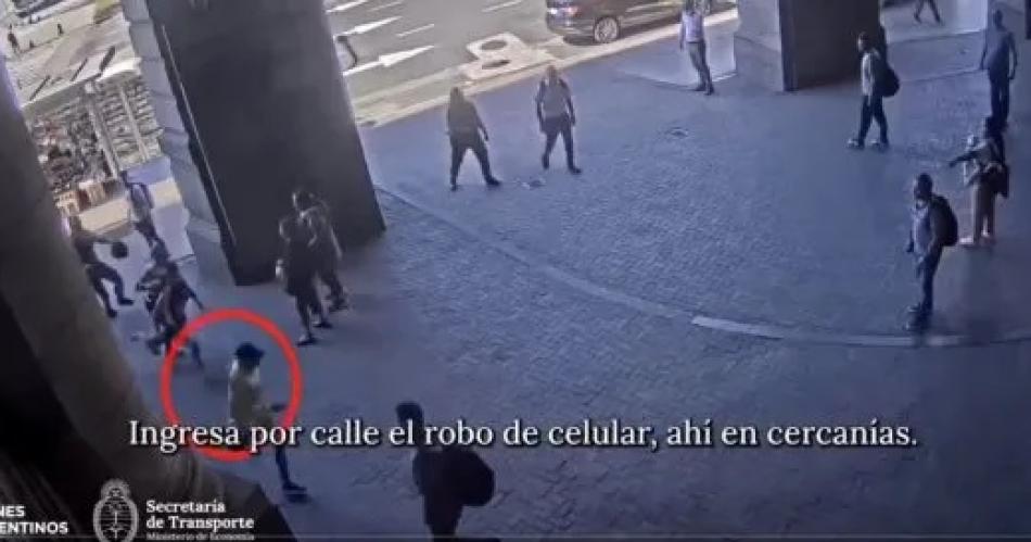 VIDEO  Lo salvoacute la Policiacutea- roboacute un celular y casi lo linchan