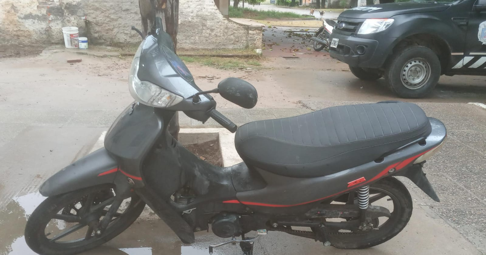 Buenos vecinos- dejoacute su moto en la vereda y una mujer avisoacute que se la estaban robando