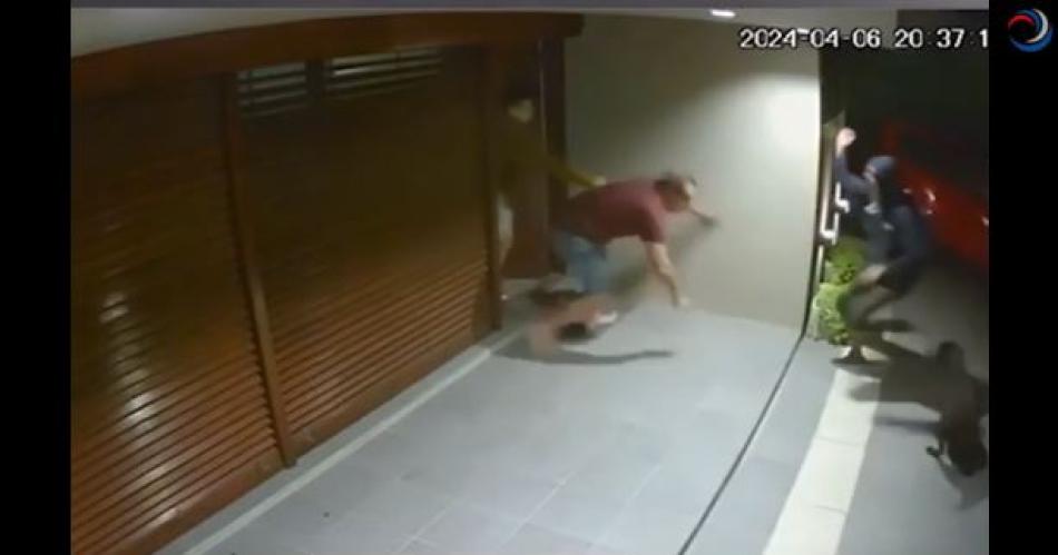 VIDEO Un hombre rescatoacute a su hijo que era asaltado en la puerta de su casa