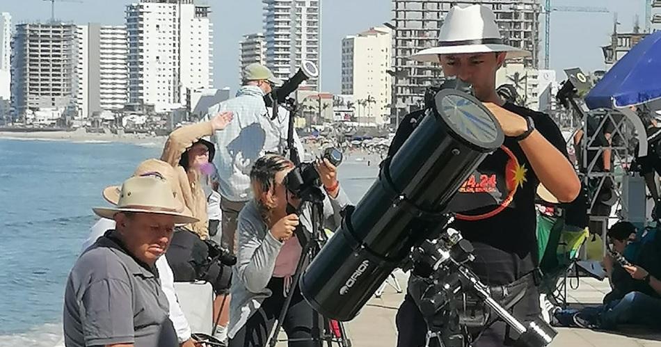 FOTOS Una multitud vivioacute el eclipse total de sol desde Mazatlaacuten