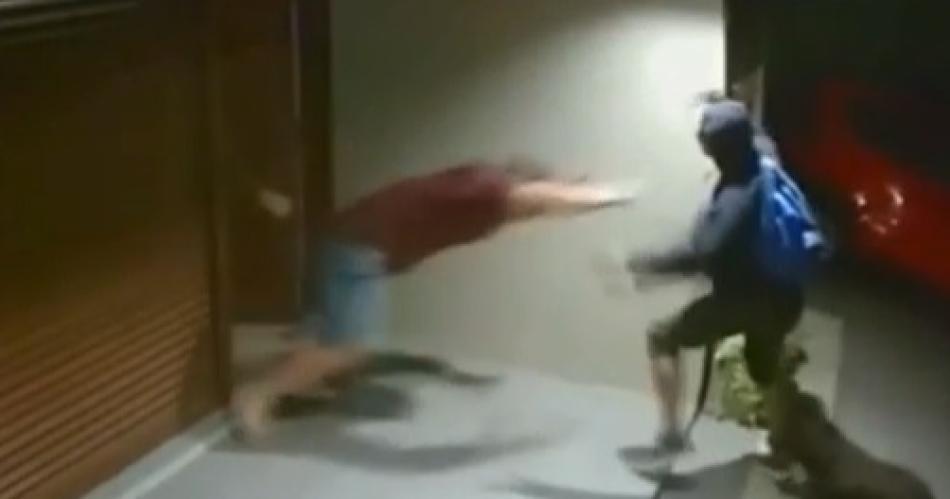 VIDEO  Padre enfrentoacute a un delincuente armado para defender a su hijo
