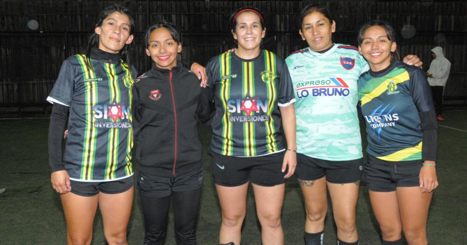 El fuacutetbol femenino se abre paso a fuerza de pasioacuten y talento en Santiago del Estero