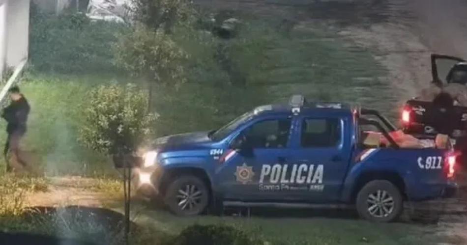 VIDEO  Policiacuteas robaron mercaderiacutea de camiones volcados que debiacutean custodiar
