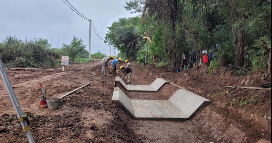 Monte Quemado inicioacute la obra de revestimiento de los canales pluviales