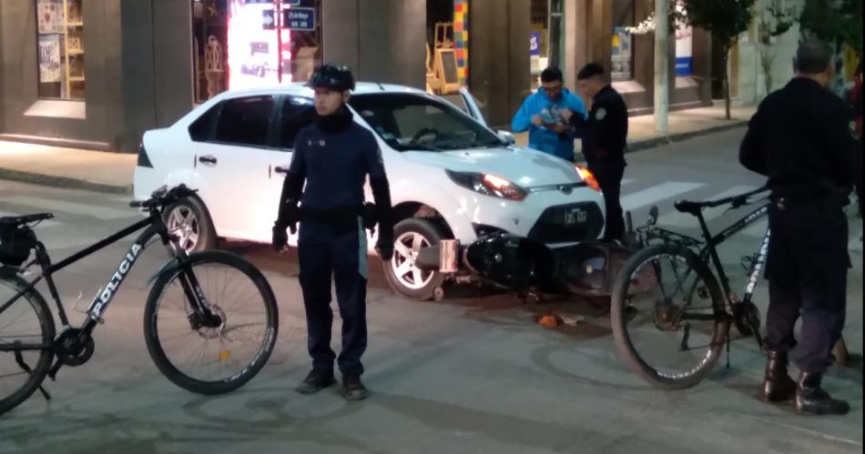 FOTOS- Impactante choque entre un auto y una moto