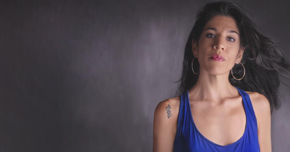 Cintia Areacutevalo reivindica en su disco Somos soacutelo partiacuteculas a Gabriela la primera mujer del rock argentino