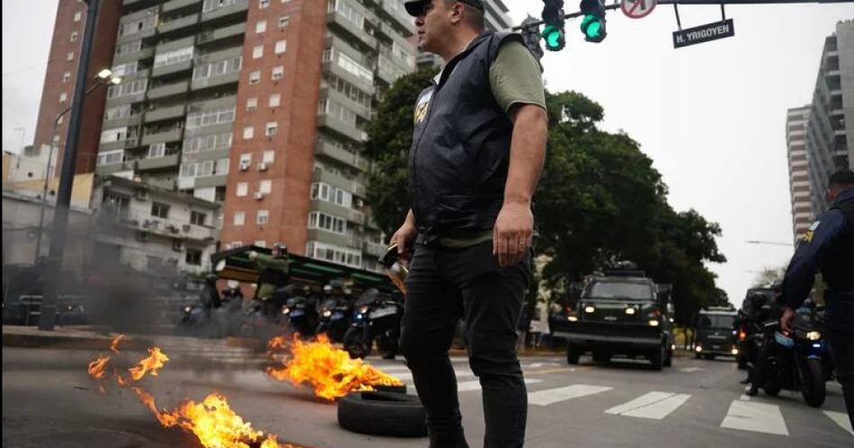 Tensioacuten- piqueteros se movilizan y la policiacutea avanza contra ellos