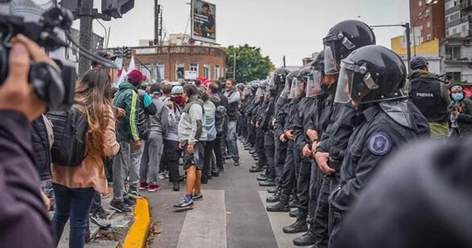 Tensioacuten- piqueteros se movilizan y la policiacutea avanza contra ellos