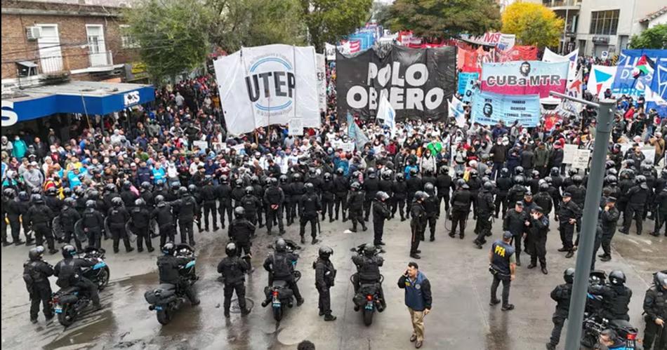 Tensioacuten- piqueteros se movilizan y la policiacutea avanza contra ellos