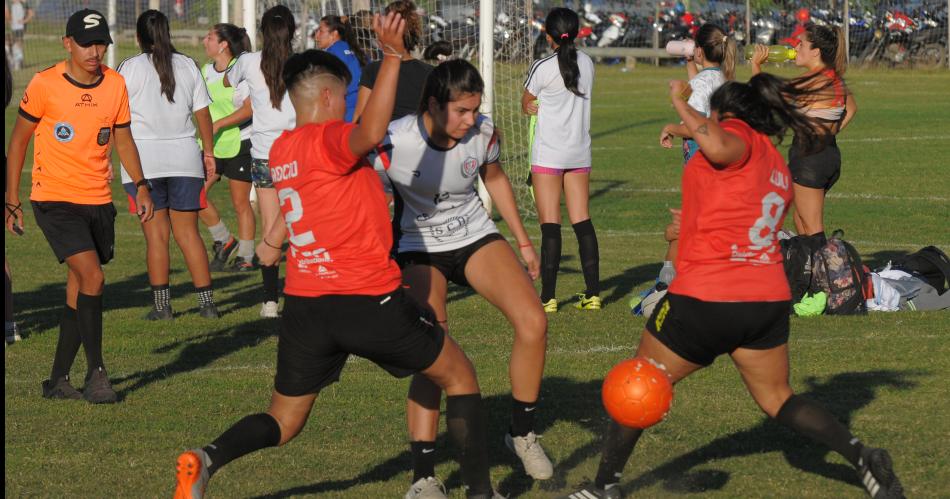 El fuacutetbol hoy tambieacuten es cosa de mujeres