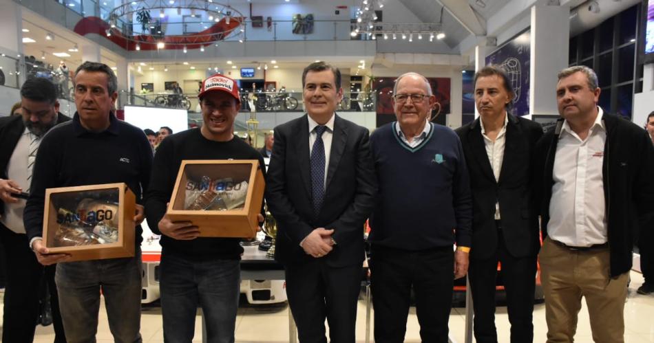 El museo del Autoacutedromo recibioacute la donacioacuten de dos automoacuteviles y trofeos