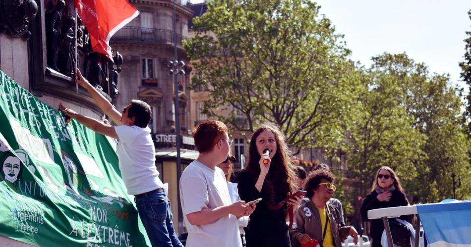 Un colectivo popular argentino protesta en Francia contra el gobierno de Javier Milei