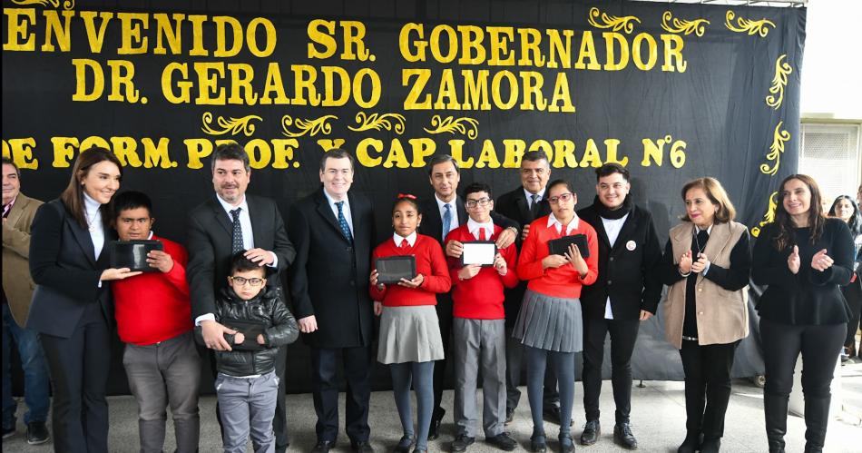 Zamora entregoacute viviendas e inauguroacute obras en el Hospital y el edificio de una escuela en Suncho Corral